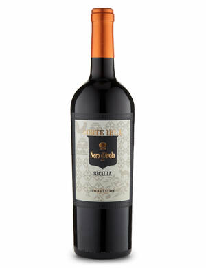 marksandspencer_FOOD22_F23A_00577694_italske cervene vino Nero d'Avola ze Sicilie_159,90Kc.jpg